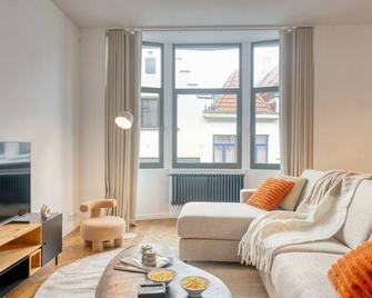 2-BR Haven in Antwerp - Antwerp - Living room