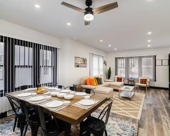 Sand & Sun Retreat,2 Living Rooms, Kids Play Area - Michigan City - Restaurant