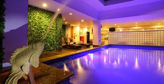 Maestro Hotel Pontianak - 坤甸 - 游泳池