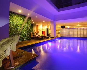 Maestro Hotel Pontianak - Pontianak - Pool
