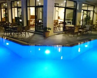 Lord Hotel - Τσεσμέ - Πισίνα