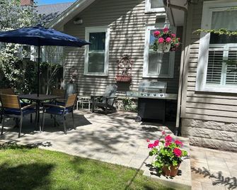 Cozy Cottage w/Sun Porch - 2 Blocks to Kids Corner & South Beach! - South Haven - Patio