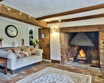 Ashfield Place Farm By Group Retreats - Stowmarket - Living room