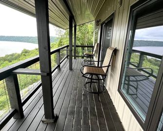 Riversong Timberframe Cabin with Gorgeous Water Views - Leavenworth - Balcón