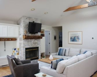 Summer Weeks still available! Short walk to a private beach! - Lakeside - Living room