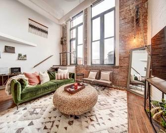 Waterfront Cleveland Apt about 1 Mi to Downtown - Cleveland - Oturma odası