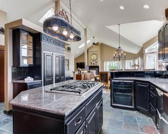 Dog-friendly waterfront house w/ a private hot tub, game room, & dock - Otis - Cocina