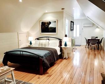 Loft Over The Vines - Richmond - Bedroom