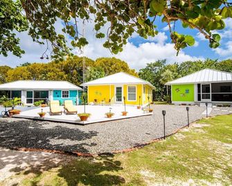 Spacious Oceanfront Cottage w/ Huge Screened Porch, Kayaks & Snorkeling Gear! - East End - Gebouw