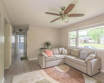 Relax with the family in a newly renovated and furnished upper level duplex. - Minneapólis - Sala de estar