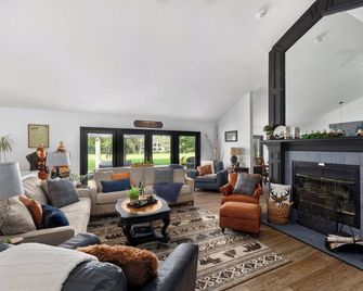 Luxury Golf Villa: Hot Tub, Sauna & Resort Access & Game Room - Gaylord - Wohnzimmer