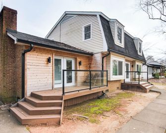 6 Mi to Spectrum Center: Spacious Getaway w/ Deck - Charlotte - Building