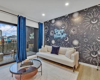 Dancing In The Moonlight in Downtown Nashville by Injoy Nashville - Nashville - Sala de estar