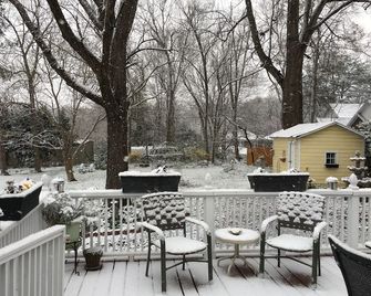 The Inn on Front Street - Statesville - Patio