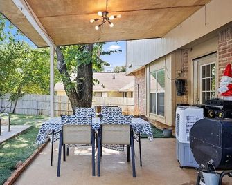 Spacious 4-bedroom House Great Location Next to 35 and Shopping Areas - Corinth - Patio