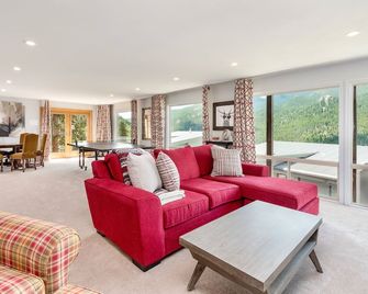 Trails End Vacation Home at Windcliff home - Estes Park - Living room