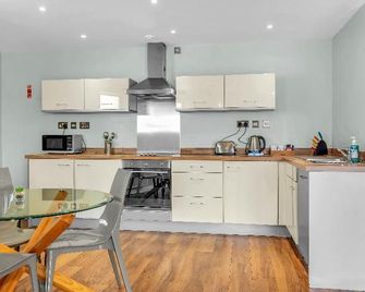 아파트호텔 룸즈 리즈 시티 웨스트 - 리즈 - 주방