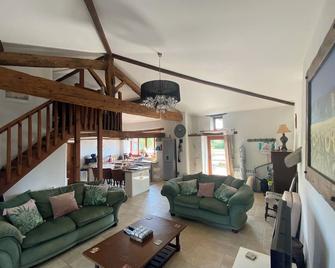 Luxury barn, close to the sea, beaches, water parks and forest.Quite , FREE WIFI - Longeville-sur-Mer - Salon