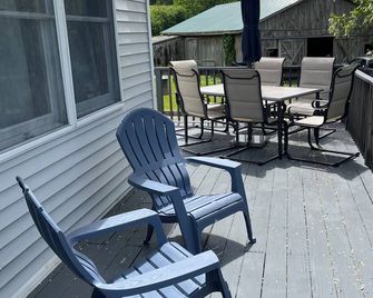 Charming 3-bedroom farmhouse in enchanting Schuylerville. - Schuylerville - Balcony