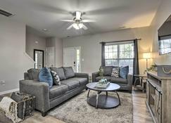 Pet-Friendly Family Townhome with Private Patio - Raleigh - Salon