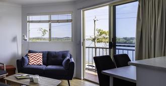 River Sands Apartments - Maroochydore - Oturma odası
