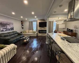 Full House - 5 Bed, 2 Bath - East - Windsor - Living room