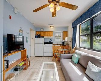 Royal Orleans 212 - Saint Pete Beach - Living room