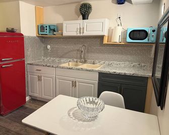Cozy 2-bedroom studio with WiFi, AC in pleasant Haverhill - Haverhill - Kitchen