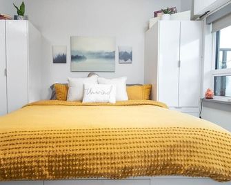 Top Floor on Okanagan Lake with heated pool, king bed, gym and pickleball court! - Vernon - Bedroom