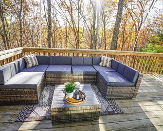 Blve Cabin W/ Hot Tub,sauna,cold Plunge,game Room Near Bushkill Falls & Shawnee - East Stroudsburg - Balcony
