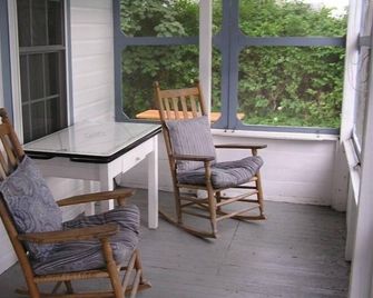 2 mins/350 ft walk to West Beach, relaxing 3-BR sleeps 8 cottage with large yard - Westbrook - Innenhof