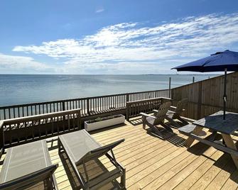 On The Beach! Relax and Unwind at your Private Waterfront Beach Bungalow! - Truro - Balcony