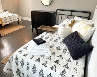 Walk Downtown & River Stylish Cozy Stay w Huge Porch - Saint Charles