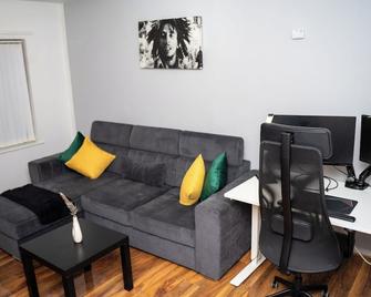 Modern, Relaxing Flat near Leeds City Centre! Friends & Family-Friendly! - Bramley - Sala de estar
