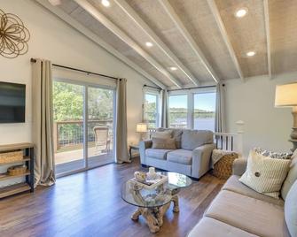 Private Hot Tub Stunning Logan Martin Lake Home - Talladega - Wohnzimmer