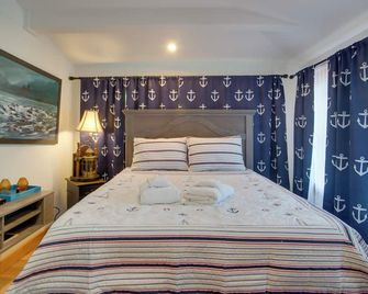 1 Mi to Ferry Terminal Oak Bluffs Family Retreat! - Oak Bluffs - Habitación