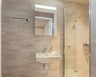 Hotel Rütli am Bahnhof Rüti ZH - Rüti - Badkamer