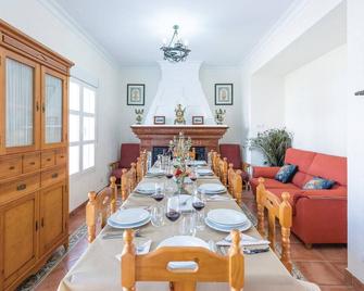 6 Bedroom Cozy Home In Huelva - Huelva - Comedor