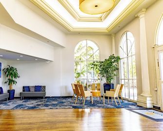 La Quinta Inn & Suites by Wyndham Sarasota Downtown - Sarasota - Σαλόνι ξενοδοχείου