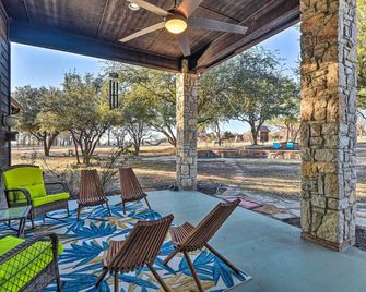 Private Pool Spacious and Vibrant Argyle Villa! - Northlake - Patio