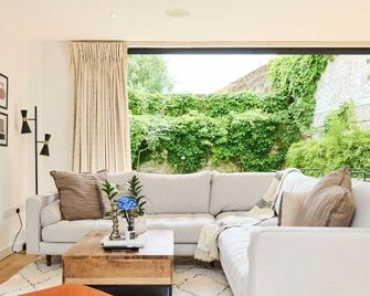 The Putney Wonder - Dazzling 3bdr Flat With Garden - London - Living room