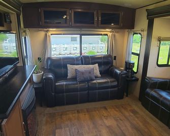 Country Living on 32 Acre Farm - Leavenworth - Wohnzimmer