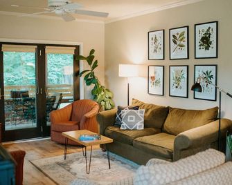 Waterfront retreat near Hershey Park. Sleeps 10. - Middletown - Wohnzimmer