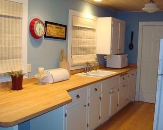 Green Bay Waterfront Cottage. Great Year-Round Retreat. 25 min North of Lambeau - Oconto - Cocina
