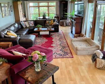 Pet Friendly! Private Modern Farmhouse Unmatched Catskill Mountain View - Oak Hill - Living room
