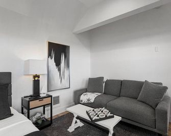 Charming Cottage in Serene Poulsbo with WiFi access - Poulsbo - Sala de estar