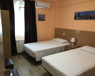 Hostal La Pared - Loeches - Schlafzimmer
