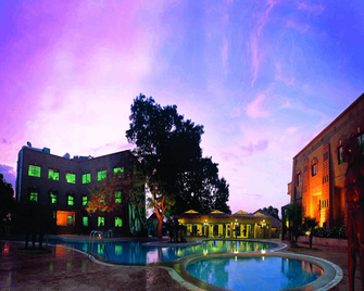 Papyrus Port Resort - Kothur - Piscina