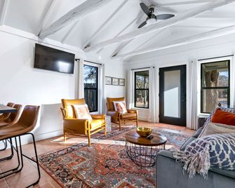 Pet-Friendly Glamping Cabin, with River Access in Ingram, Texas - Hunt - Living room