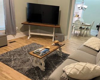 Remodeled cozy cottage in historic Batesville sleeps 6- 2 bedrooms 2 bathrooms - Batesville - Wohnzimmer